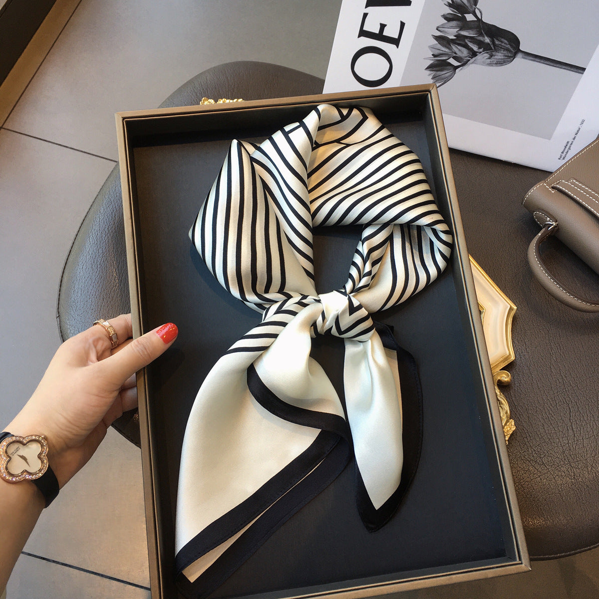 Dinaria™ | Pañuelo de Seda Elegante