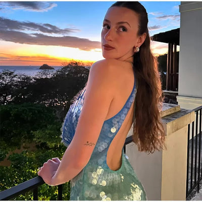 Leila™ | Vestido Corto con Detalles de Espalda Abierta y Colores Vibrantes