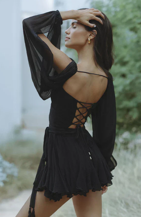 Noa™ | Vestido corto negro con mangas vaporosas