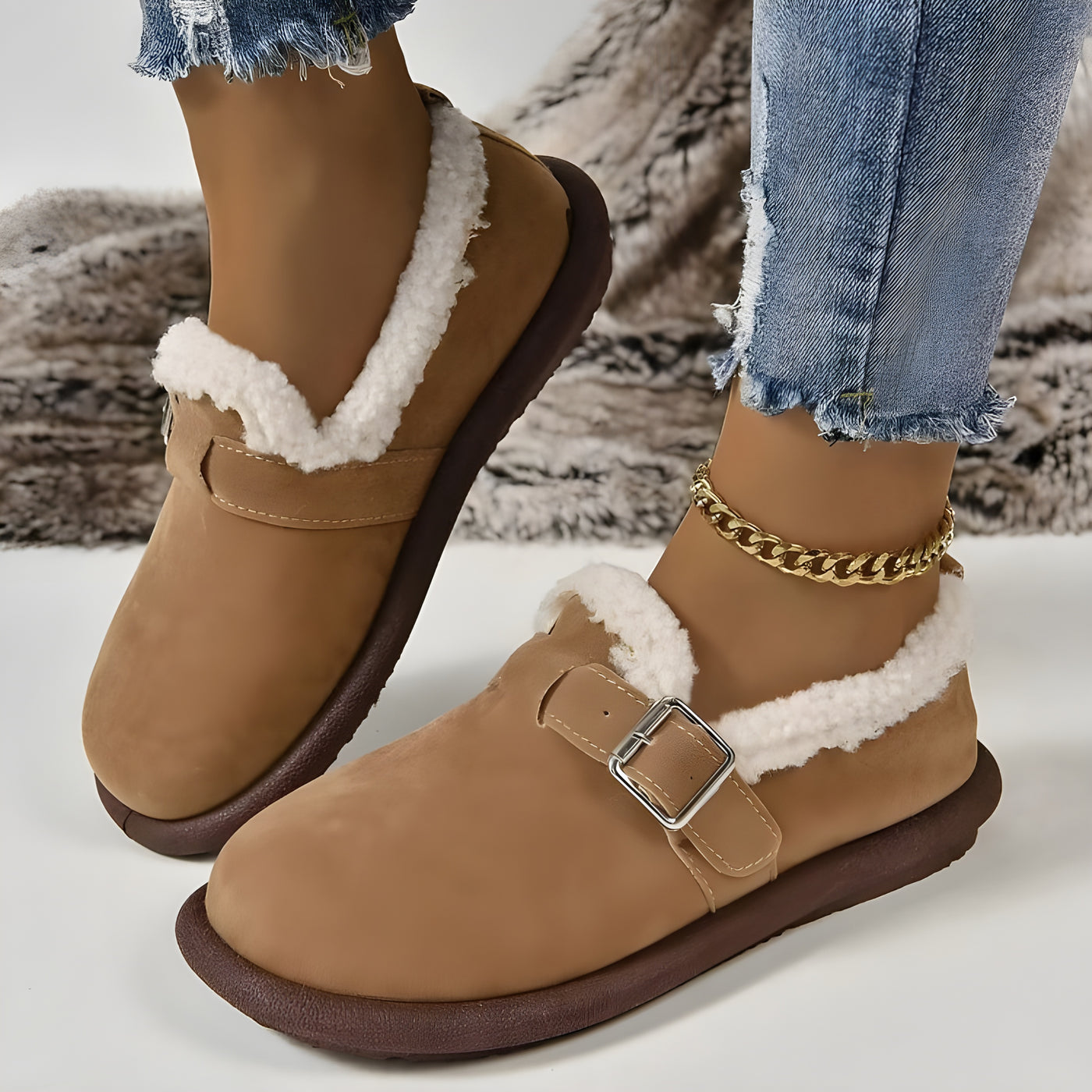 Polly™ | Zuecos afelpados con hebilla