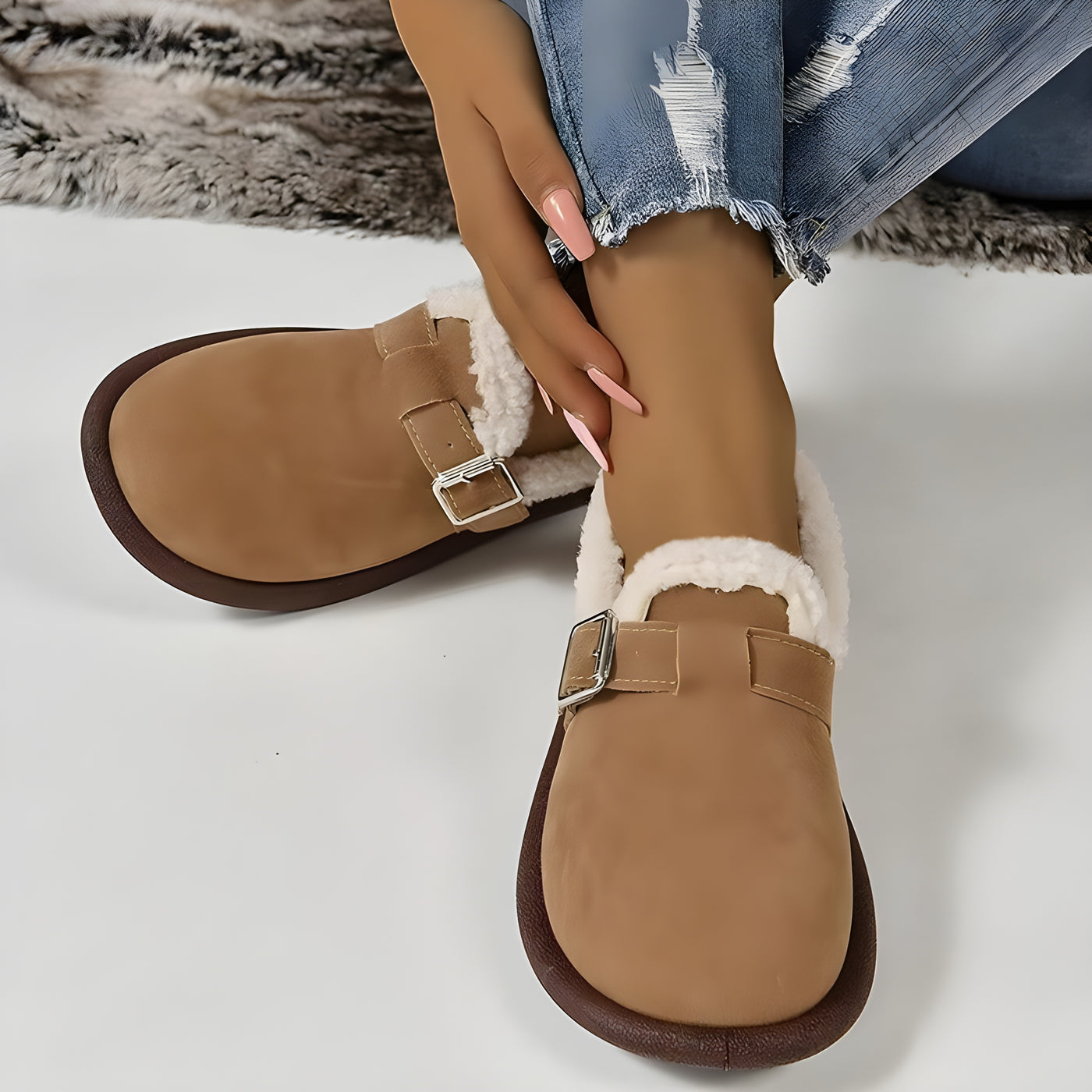 Polly™ | Zuecos afelpados con hebilla
