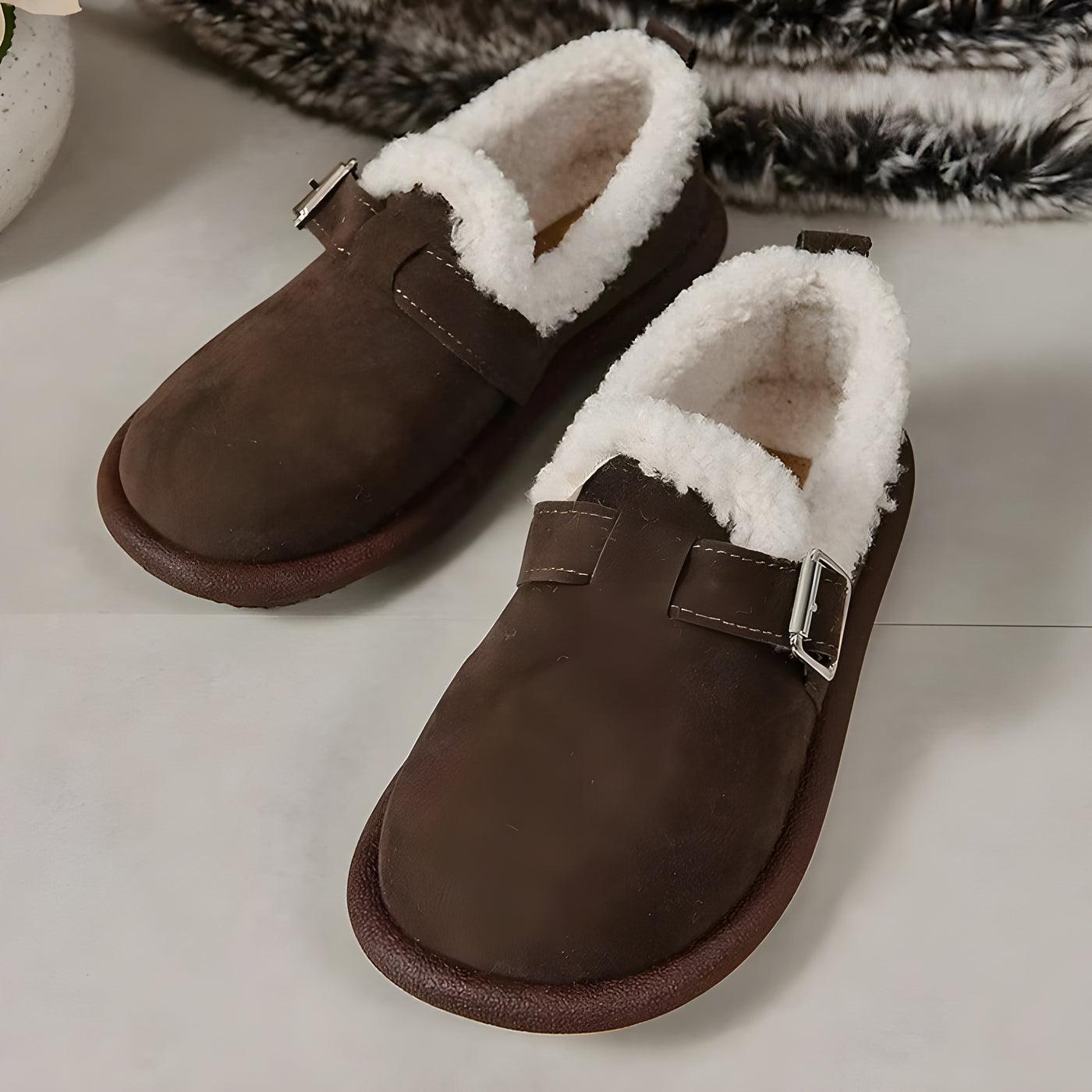 Polly™ | Zuecos afelpados con hebilla