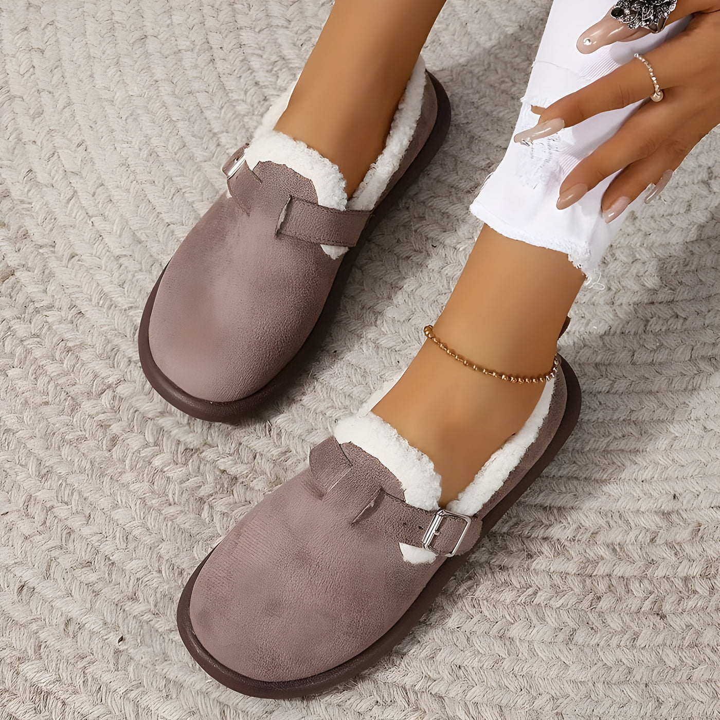 Polly™ | Zuecos afelpados con hebilla